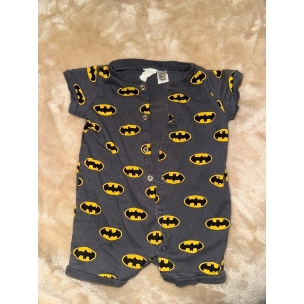HM DC Comics Batman Baby Romper Gray Yellow Logo Print Snap Front 2-4 Months (D)